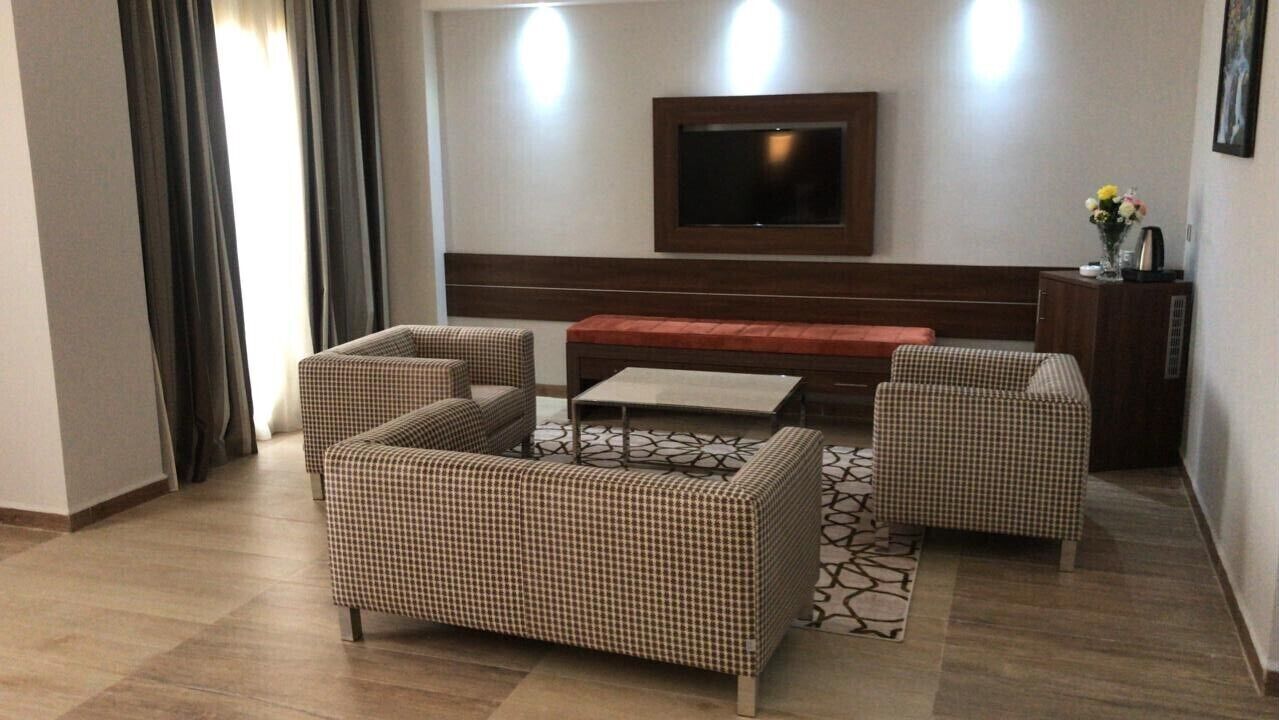 Caja de seguridad en la habitación y escritorio 