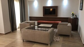 In-room safe, desk, laptop workspace, blackout curtains - Golden Tulip Hotel Alexandre (Ouled Rahmoune)