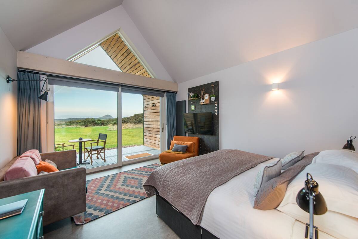 Luxury Studio, 1 King Bed, Hill View | Travel crib, WiFi (free)