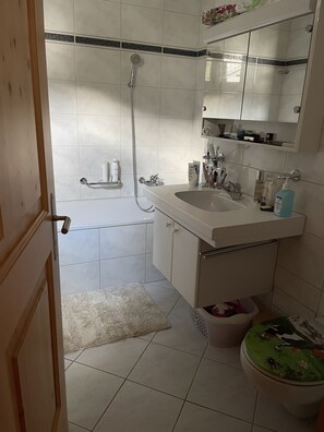 Bathtub, hair dryer, towels - Cozy vacation apartment with a view of the Crap Sogn Gion (Laax)