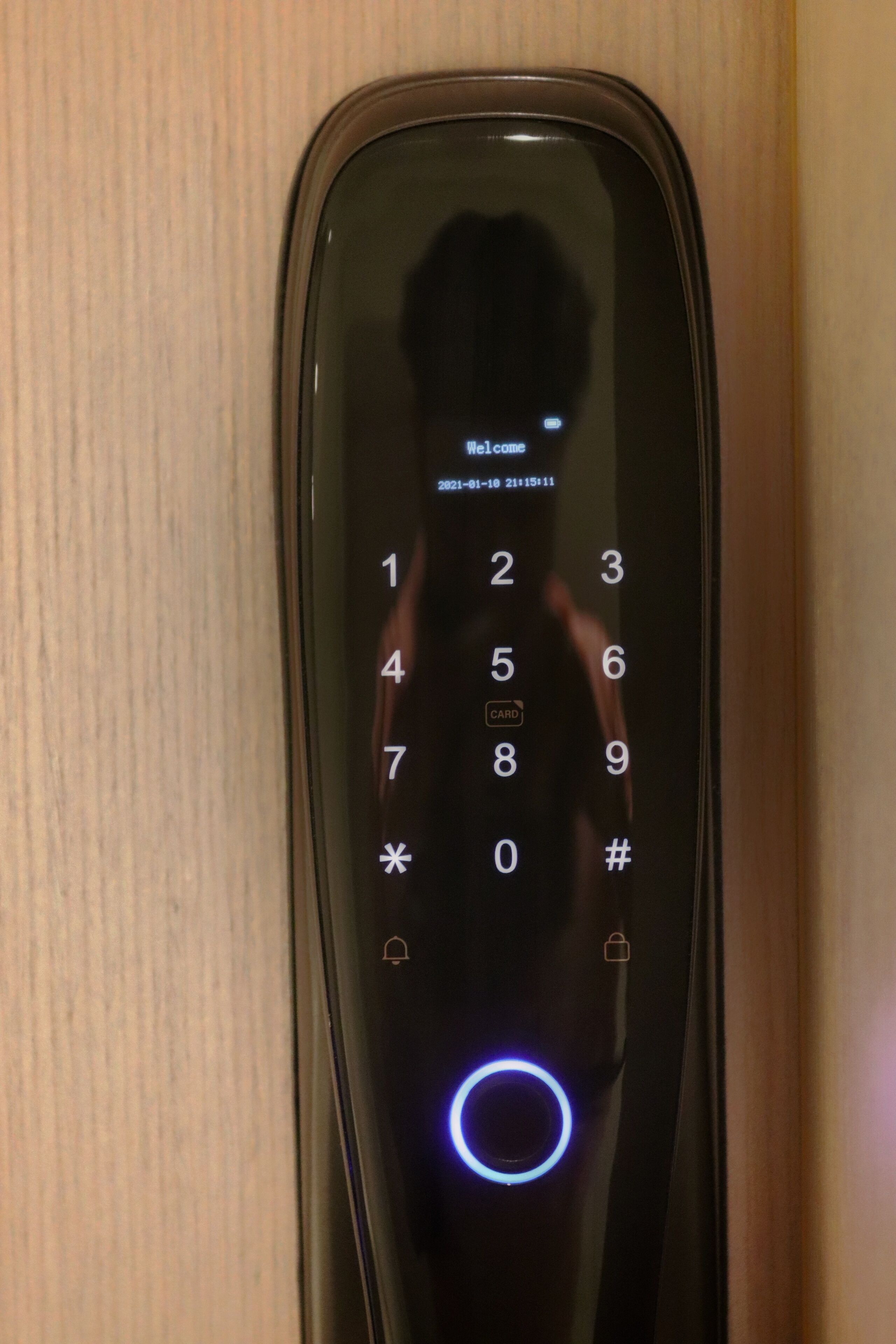 Un teclado con números y símbolos, una ranura para tarjeta y un indicador luminoso azul.