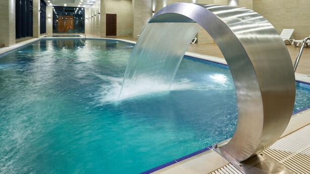 Ein Hallenbad mit Wasserspiel.