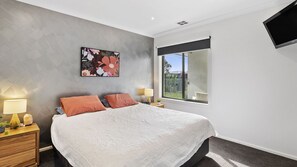 5 bedrooms, iron/ironing board, WiFi, bed sheets