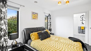 4 bedrooms, iron/ironing board, bed sheets - Muirfield Beach House 3a (Jan Juc)