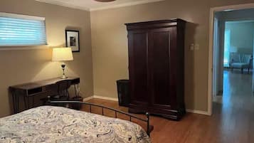 2 bedrooms, desk, iron/ironing board, free WiFi