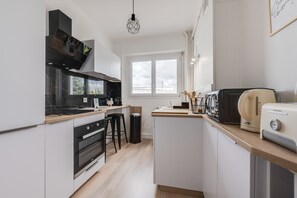Een koelkast, een microgolfoven, een oven, een kookplaat