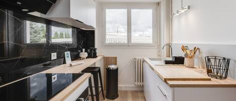 Jääkaappi, mikroaaltouuni, uuni, liesi