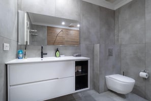 Bathroom - Family Apt & Garden in David's Village by FeelHome (Jerusalem)