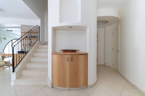 Interior entrance - Family Apt & Garden in David's Village by FeelHome (Jerusalem)
