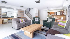 Family Apartment | Living area - Family Apt & Garden in David's Village by FeelHome (Jerusalem)