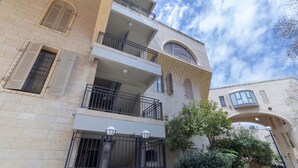 Exterior - Family Apt & Garden in David's Village by FeelHome (Jerusalem)