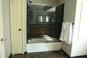 Combined shower/tub, hair dryer, towels