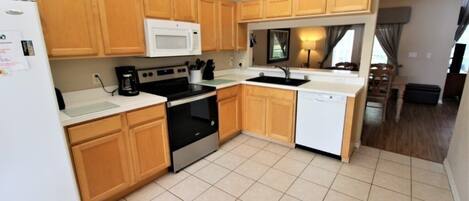 House, 3 Bedrooms | Private kitchen
