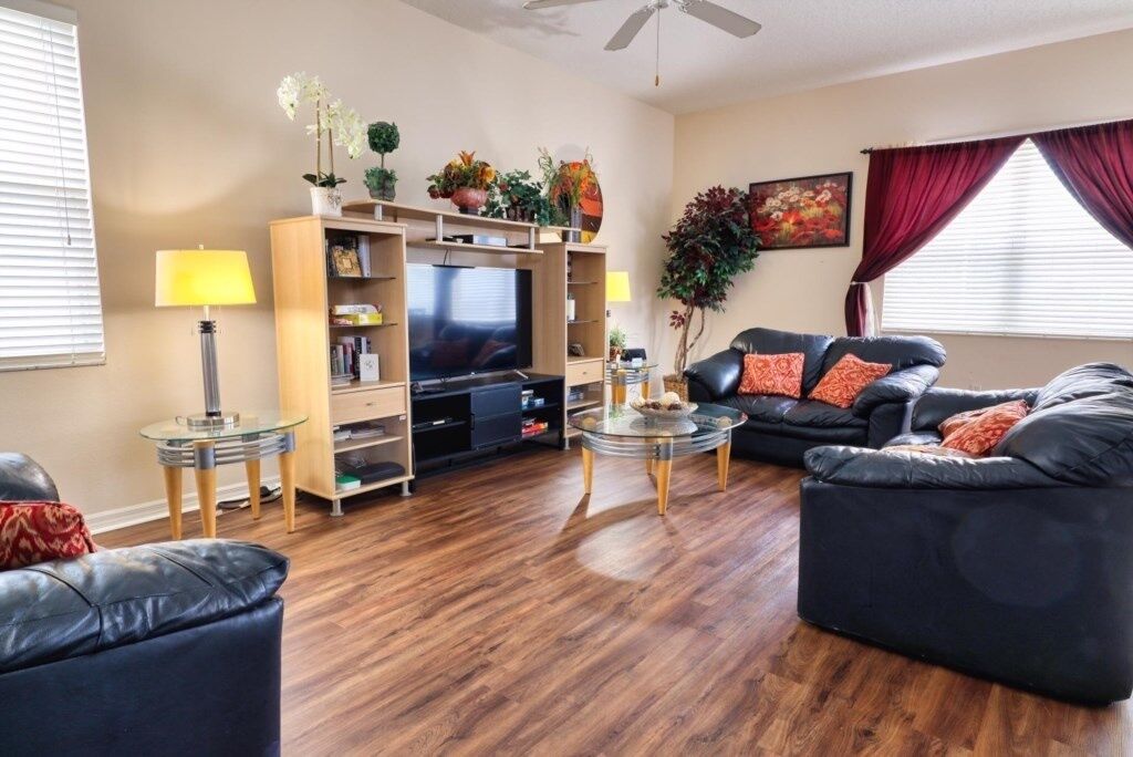 House, 5 Bedrooms | Living area