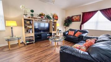 House, 5 Bedrooms | Living area