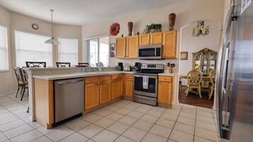 House, 5 Bedrooms | Private kitchen