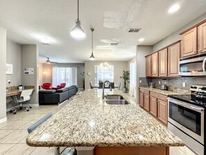 House, 6 Bedrooms | Private kitchen