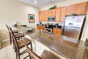 Private kitchen - Mark & Bridget's Paradise Palms Resort Townhouse 4 Bedroom Townhouse by Redawning (Kissimmee)