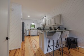 冰箱、微波炉、烤箱、炉灶