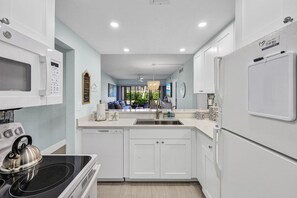 Frigorifero, microonde, forno, piano cottura