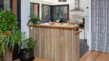 Coffee/tea maker, fridge, microwave, oven
