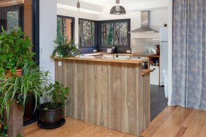 Kühlschrank, Mikrowelle, Ofen, Herdplatte