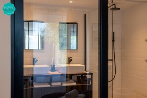 Douche, séchoir à cheveux, serviettes fournies, savon