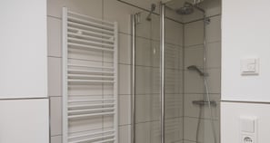 Dusche, Haartrockner, Handtücher, Toilettenpapier