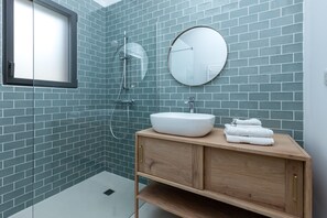 Dusche, Haartrockner, Handtücher