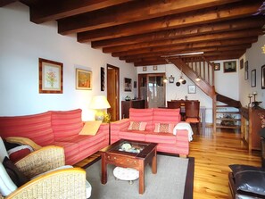 Una televisión, una chimenea