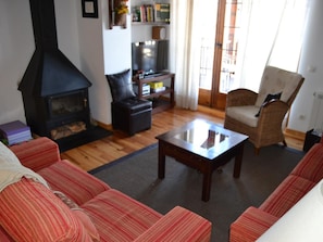 Televisión y chimenea 