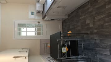 Lemari es besar, microwave, oven, dan kompor