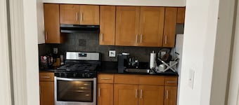 Lovely 2 bed/ bathroom apartment with open parking