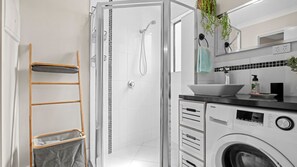 Combined shower/tub, hair dryer, towels - Mary St 3, Unit 2, Caloundra (Caloundra)