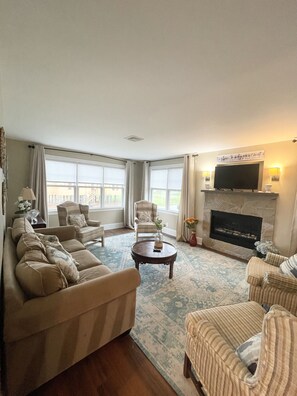 Smart TV, libros y monitor de computadora 