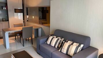 Apartamento | Zona de estar | Una televisión