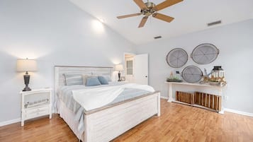 3 Schlafzimmer, Schreibtisch, Bügeleisen/Bügelbrett, Reisekinderbett