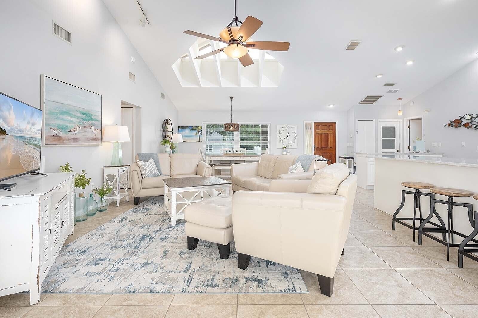 Smart TV, libri, impianto stereo, stampante