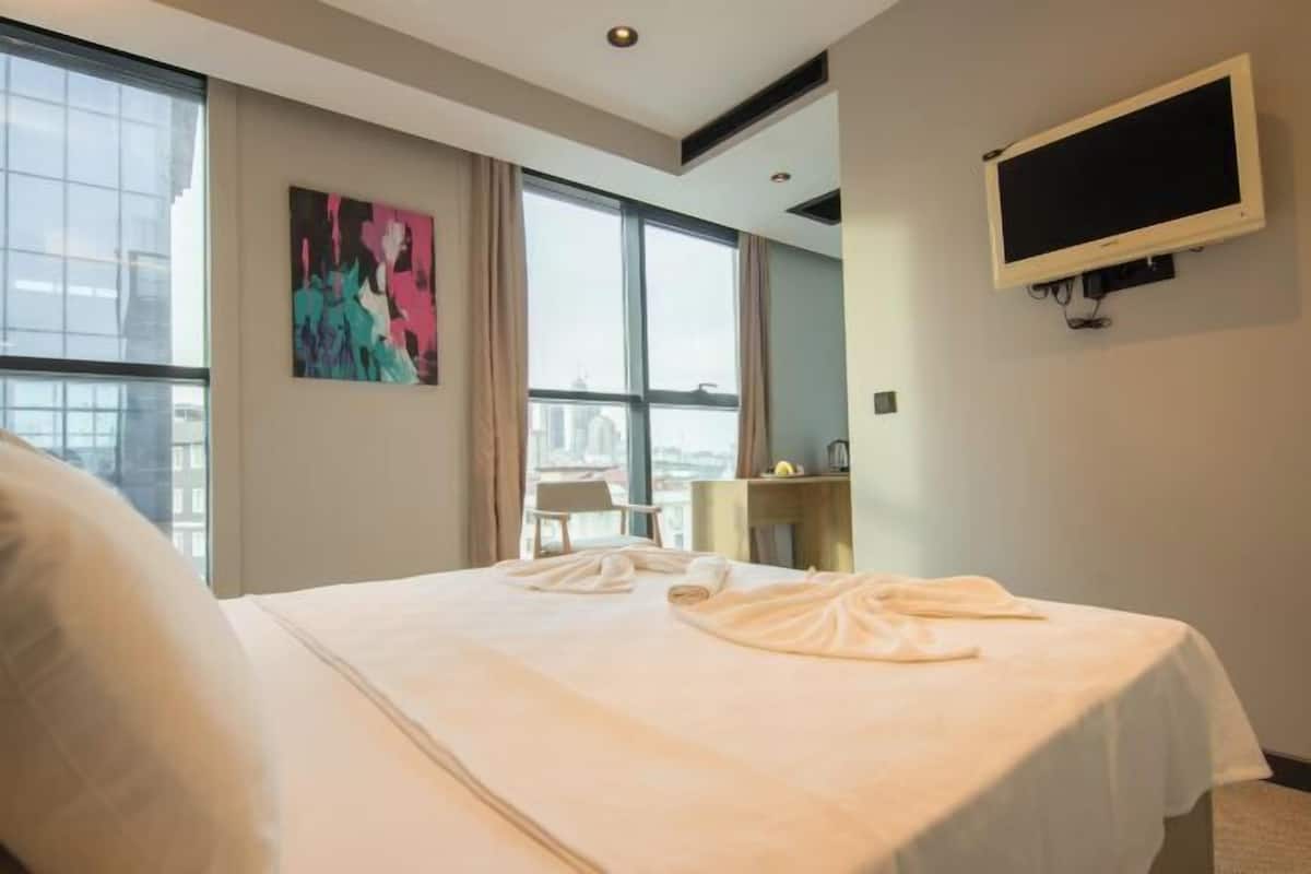 1 bedroom, hypo-allergenic bedding, minibar, laptop workspace
