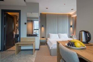 Familjerum | Allergitestade sängkläder, minibar och arbetsyta för laptop