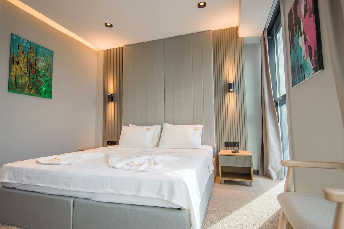 Habitación superior | Ropa de cama hipoalergénica, minibar y espacio para trabajar con laptop