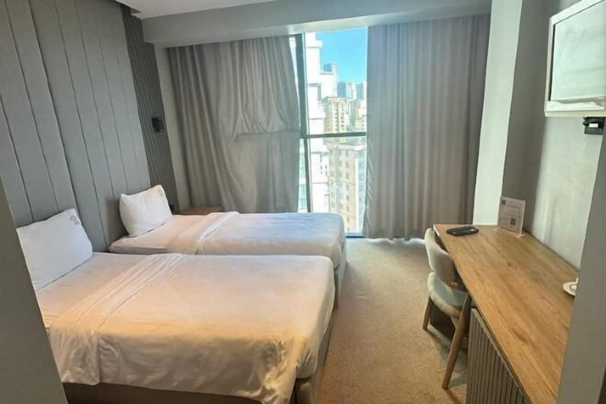 1 bedroom, hypo-allergenic bedding, minibar, laptop workspace