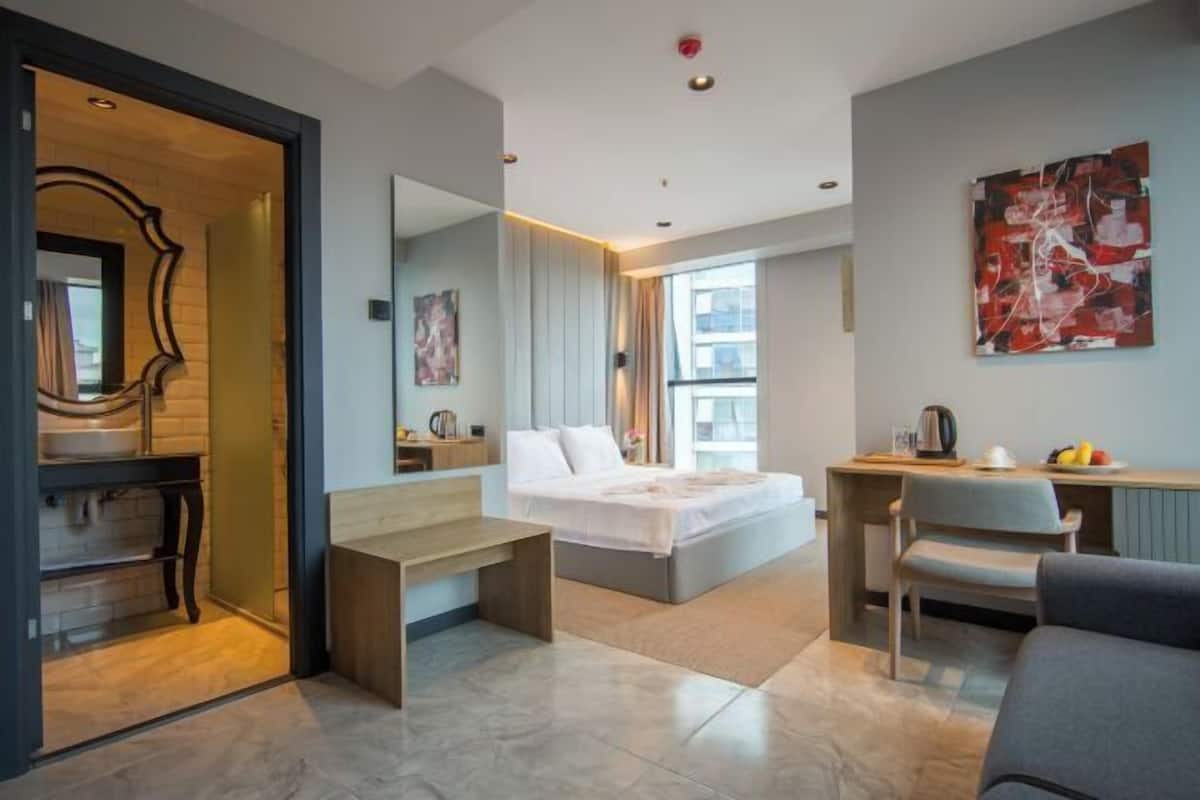 1 bedroom, hypo-allergenic bedding, minibar, laptop workspace