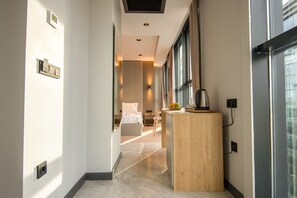 Superior-rum | Allergitestade sängkläder, minibar och arbetsyta för laptop