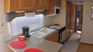 Kaffetrakter/tekoker, kjøleskap, mikrobølgeovn og ovn