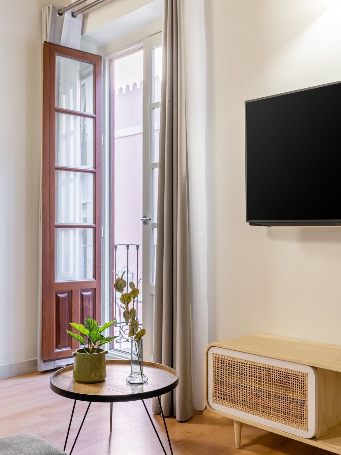 One-Bedroom Apartment with Balcony | Decoración personalizada, muebles diferentes y cortinas blackout 