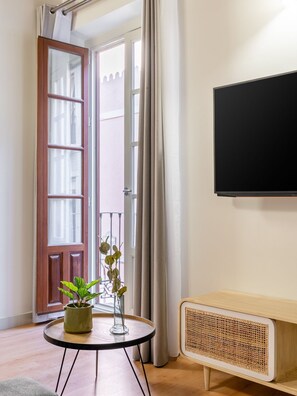 One-Bedroom Apartment with Balcony | Individually decorated, individually furnished, blackout drapes - Limehome Granada Calle Mirasol (Granada)