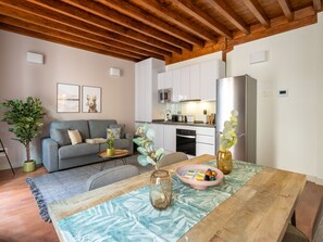 One-Bedroom Apartment with Balcony | Individually decorated, individually furnished, blackout curtains - Limehome Granada Calle Mirasol (Granada)