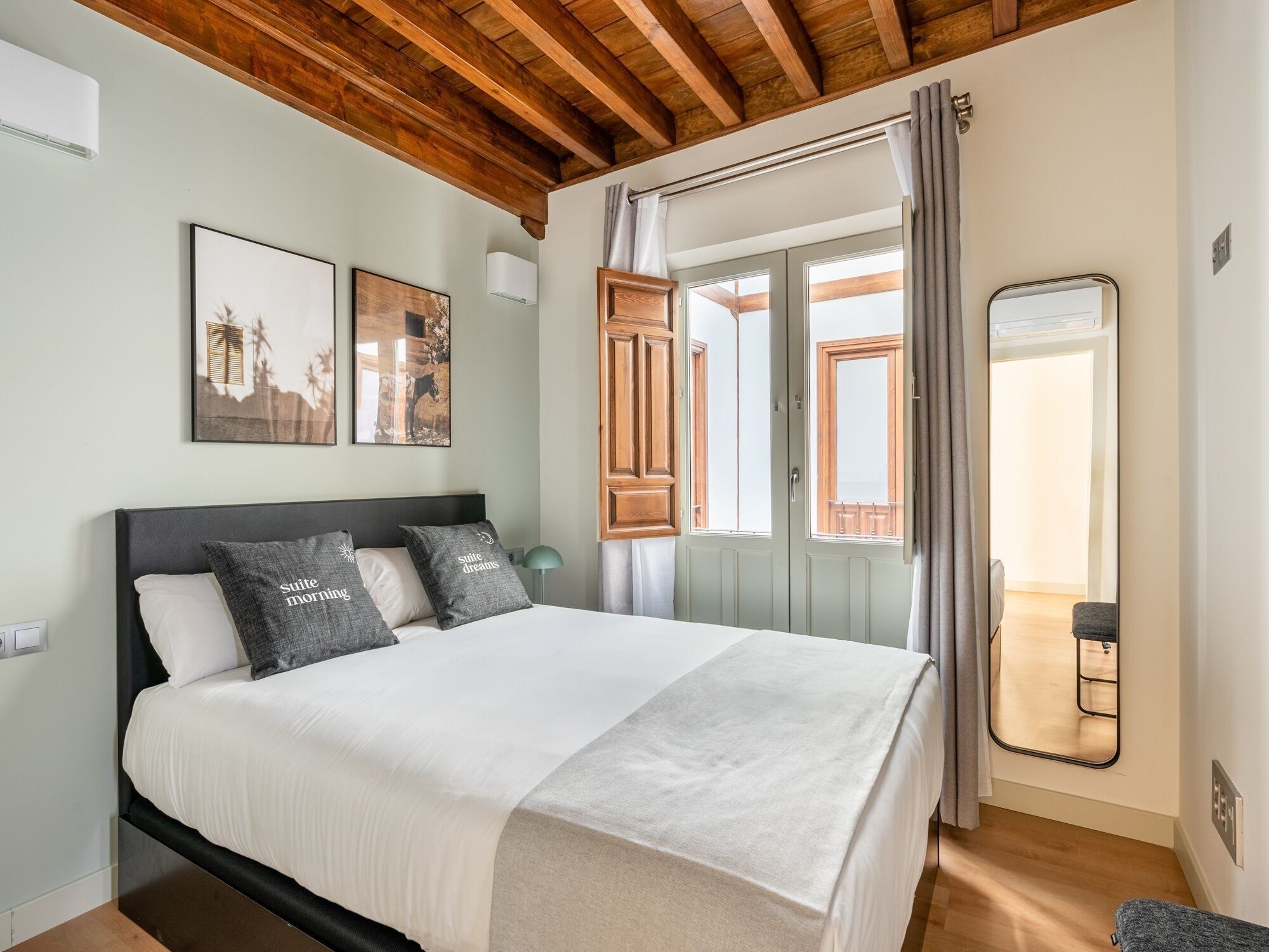 Decoración personalizada, muebles diferentes y cortinas blackout 