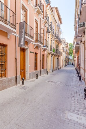 Vista frontal de la propiedad